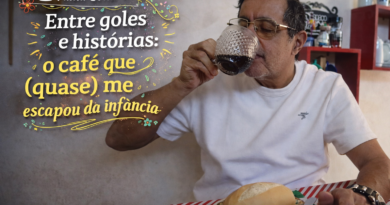 Homem de meia-idade, usando camiseta branca e óculos, toma café em uma caneca de vidro enquanto está sentado à mesa com pão em um ambiente simples e acolhedor; ao lado, título estilizado “Entre goles e histórias: o café que (quase) me escapou da infância” e o site pautasolta.com.