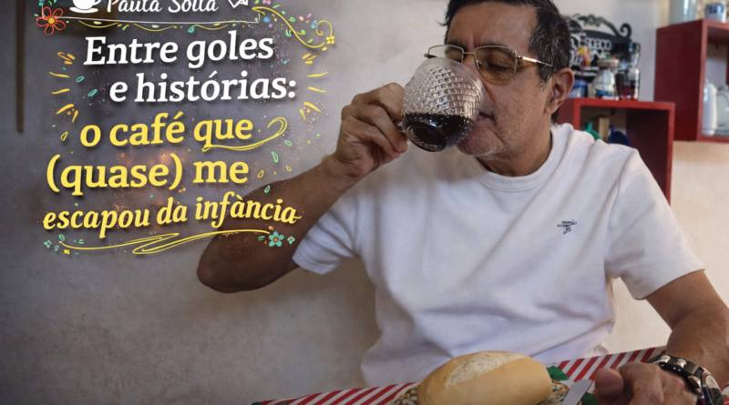 Homem de meia-idade, usando camiseta branca e óculos, toma café em uma caneca de vidro enquanto está sentado à mesa com pão em um ambiente simples e acolhedor; ao lado, título estilizado “Entre goles e histórias: o café que (quase) me escapou da infância” e o site pautasolta.com.