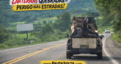 Picape trafega pela BR-262 com lanternas traseiras quebradas, sem sinalização de freio ou seta, em trecho de curvas da rodovia, evidenciando risco causado pela falta de manutenção do veículo.
