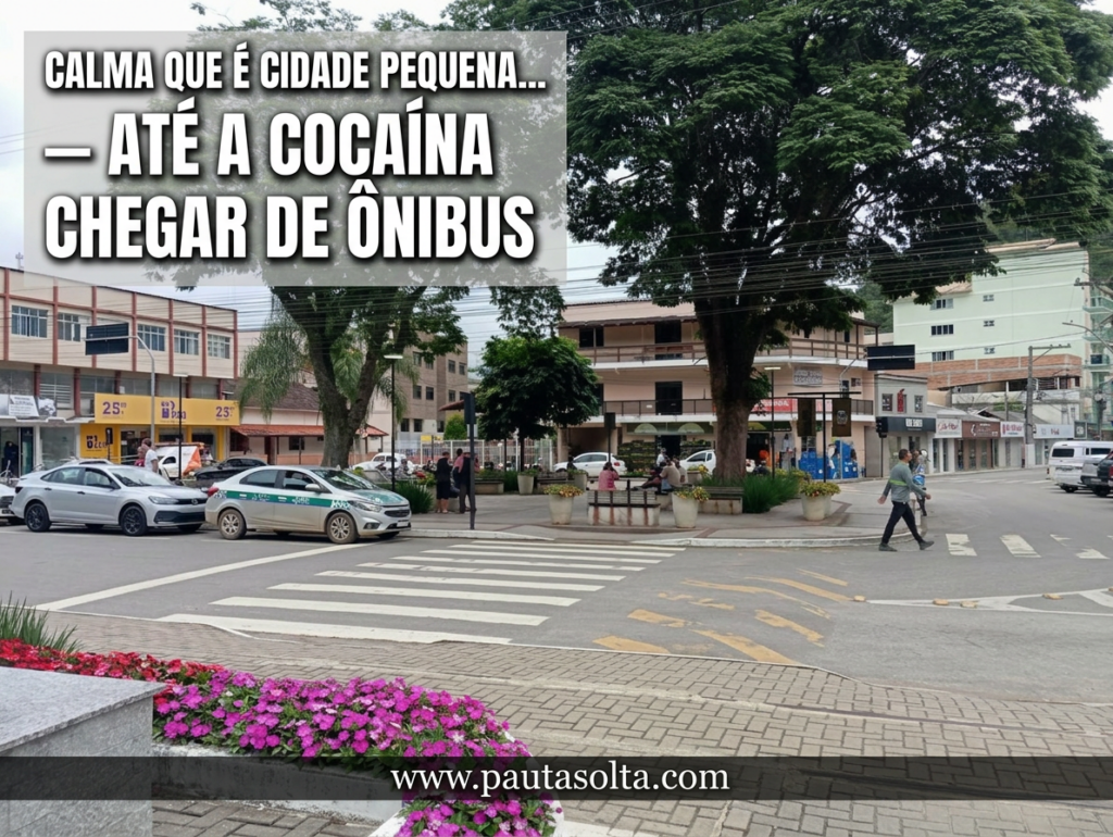Praça central de Marechal Floriano com árvores grandes, carros e pessoas circulando em um dia nublado, representando a tranquilidade típica das cidades das Montanhas Capixabas em contraste com o debate sobre drogas e segurança pública.