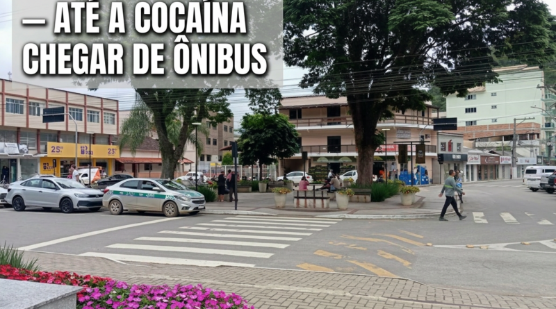 Praça central de Marechal Floriano com árvores grandes, carros e pessoas circulando em um dia nublado, representando a tranquilidade típica das cidades das Montanhas Capixabas em contraste com o debate sobre drogas e segurança pública.
