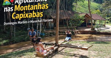 Agroturismo nas montanhas capixabas com família aproveitando balanço rústico à beira de um riacho em área rural de Marechal Floriano, destacando lazer, natureza e turismo rural no Espírito Santo.