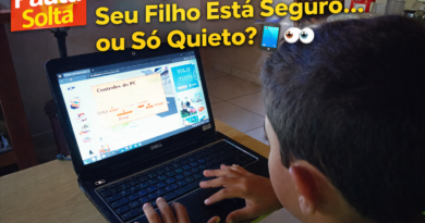 Criança utilizando um notebook em casa, concentrada na tela, ilustrando o uso precoce de tecnologia e o acesso ao ambiente digital por menores de idade.