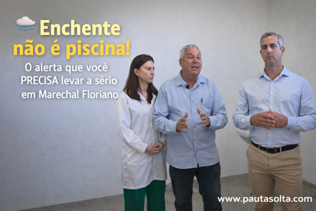 Prefeito de Marechal Floriano aparece ao lado de um secretário e uma médica dentro de uma unidade de saúde, alertando sobre os riscos do contato com água de enchente e a necessidade de procurar atendimento preventivo.