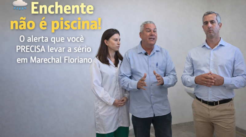 Prefeito de Marechal Floriano aparece ao lado de um secretário e uma médica dentro de uma unidade de saúde, alertando sobre os riscos do contato com água de enchente e a necessidade de procurar atendimento preventivo.