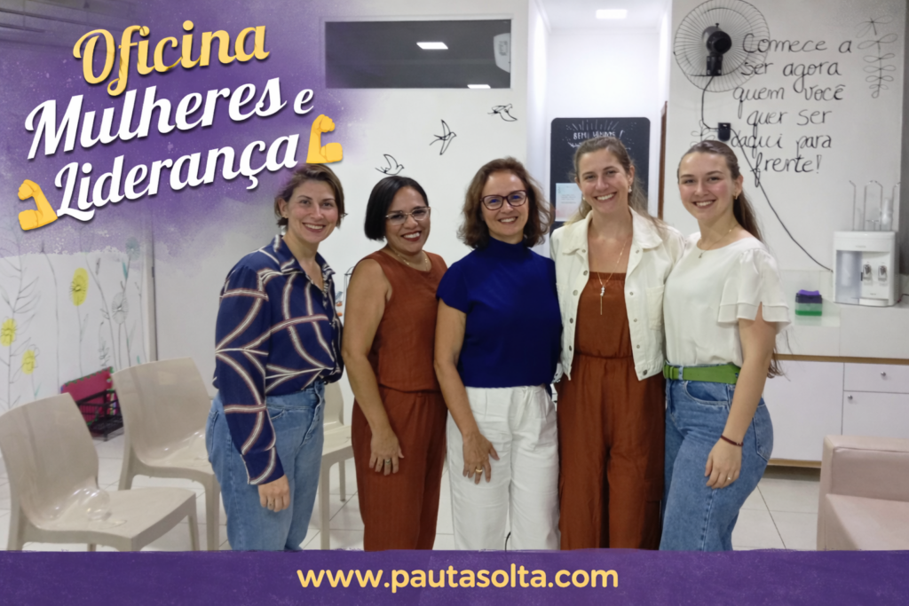 Mulheres participantes da oficina de liderança feminina reunidas em Marechal Floriano, sorrindo em ambiente claro e acolhedor, representando força, protagonismo e união.