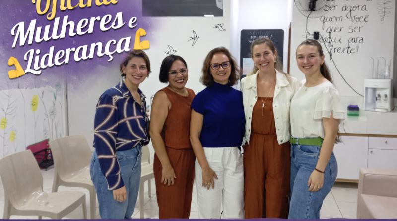 Mulheres participantes da oficina de liderança feminina reunidas em Marechal Floriano, sorrindo em ambiente claro e acolhedor, representando força, protagonismo e união.