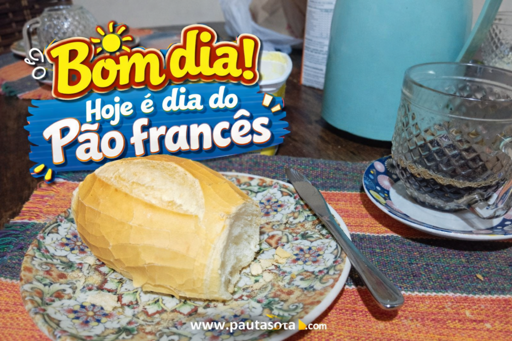 Pão francês parcialmente cortado sobre prato decorado, com manteiga ao fundo e uma xícara de café preto ao lado, compondo uma cena de café da manhã simples e aconchegante, com título alegre sobre o Dia do Pão Francês e o site pautasolta.com na base da imagem.
