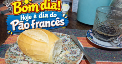 Pão francês parcialmente cortado sobre prato decorado, com manteiga ao fundo e uma xícara de café preto ao lado, compondo uma cena de café da manhã simples e aconchegante, com título alegre sobre o Dia do Pão Francês e o site pautasolta.com na base da imagem.