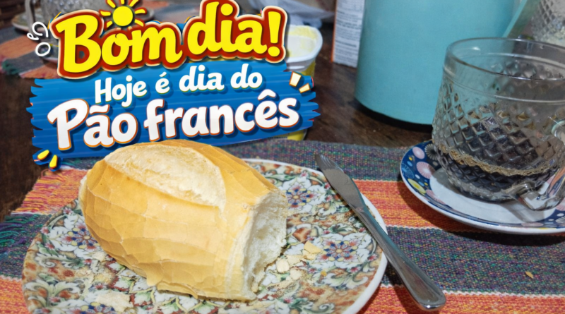 Pão francês parcialmente cortado sobre prato decorado, com manteiga ao fundo e uma xícara de café preto ao lado, compondo uma cena de café da manhã simples e aconchegante, com título alegre sobre o Dia do Pão Francês e o site pautasolta.com na base da imagem.