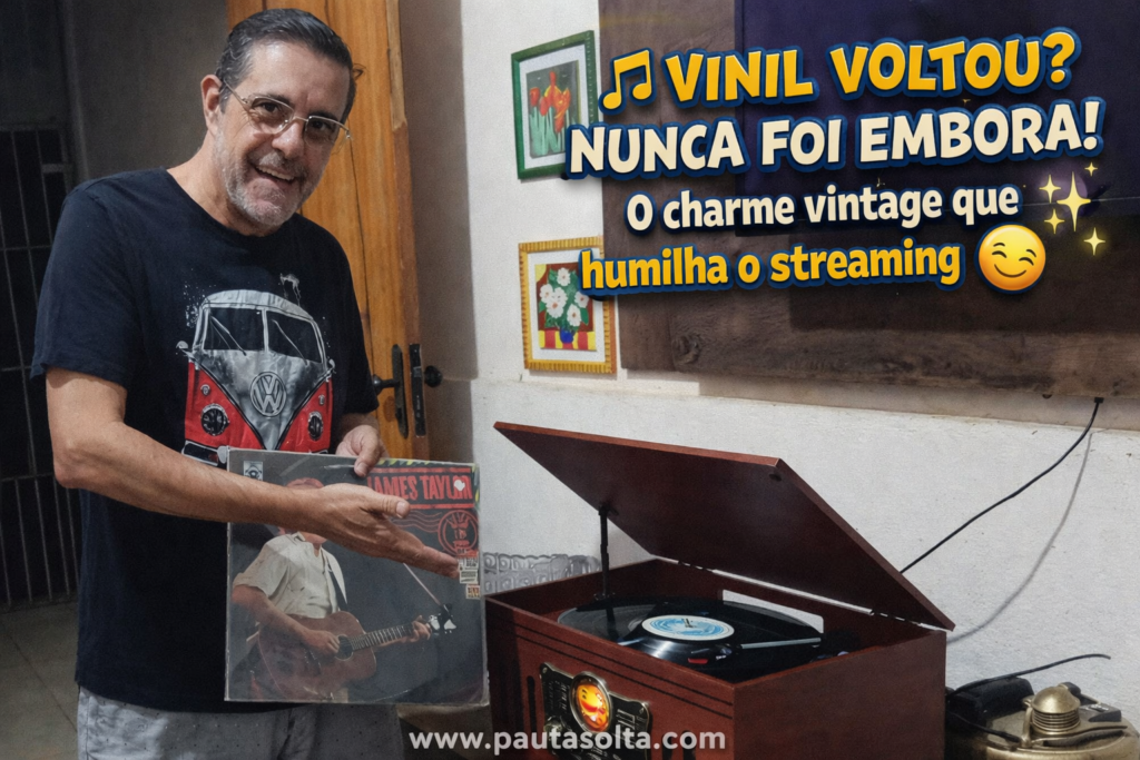Homem sorrindo segura disco de vinil ao lado de toca-discos em funcionamento, destacando o retorno do vinil e a experiência musical analógica em contraste com o streaming digital.