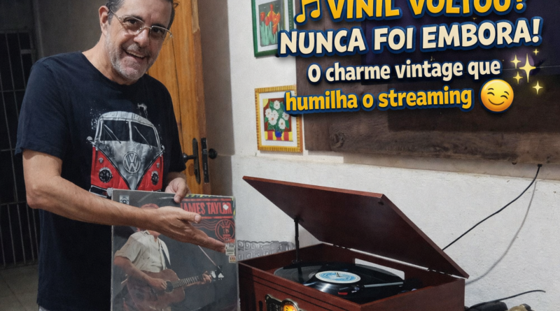 Homem sorrindo segura disco de vinil ao lado de toca-discos em funcionamento, destacando o retorno do vinil e a experiência musical analógica em contraste com o streaming digital.