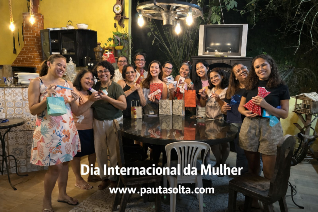 Grupo de mulheres reunidas celebrando o Dia Internacional da Mulher durante encontro no Recanto da Mata acompanhado pela Revista Pauta Solta.