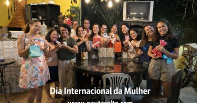 Grupo de mulheres reunidas celebrando o Dia Internacional da Mulher durante encontro no Recanto da Mata acompanhado pela Revista Pauta Solta.