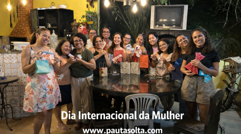Grupo de mulheres reunidas celebrando o Dia Internacional da Mulher durante encontro no Recanto da Mata acompanhado pela Revista Pauta Solta.