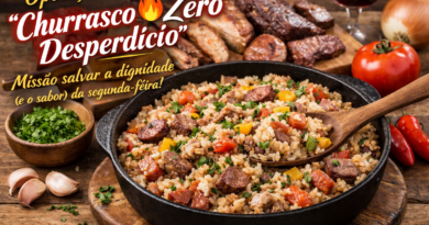 Arroz de carreteiro feito com sobras de churrasco servido em panela rústica, com carnes grelhadas ao fundo, representando reaproveitamento de alimentos com sabor e criatividade no pós-Páscoa.