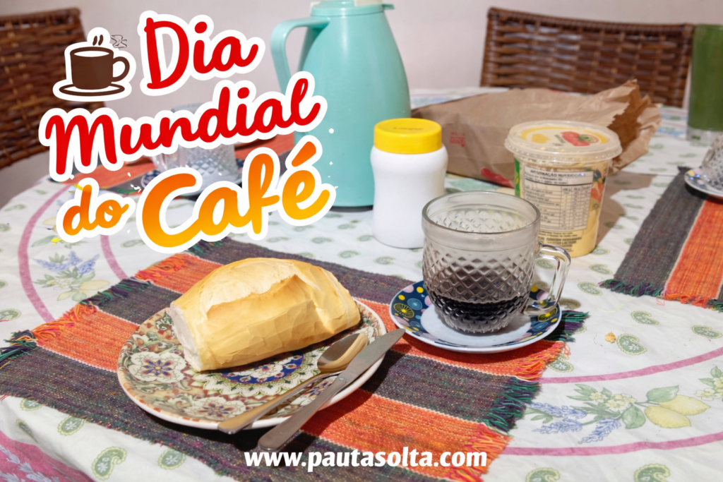 Café preto servido em xícara de vidro ao lado de pão francês em prato decorado sobre mesa posta, simbolizando o Dia Mundial do Café e o tradicional café da manhã brasileiro.