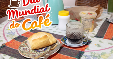 Café preto servido em xícara de vidro ao lado de pão francês em prato decorado sobre mesa posta, simbolizando o Dia Mundial do Café e o tradicional café da manhã brasileiro.