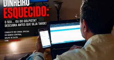 Homem consultando possível dinheiro esquecido a receber pelo celular enquanto usa notebook, em ambiente doméstico, ilustrando alerta sobre golpes financeiros e consulta segura no Banco Central.