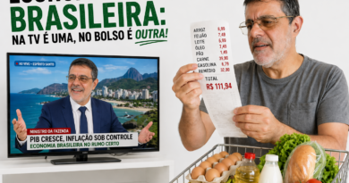 Homem observa um telejornal onde o ministro da Fazenda aparece dentro da televisão anunciando crescimento da economia, enquanto o mesmo homem, do outro lado, encara preocupado uma nota de supermercado com preços elevados, ao lado de um carrinho cheio de itens básicos.