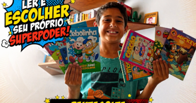 Menino sorridente segura vários gibis coloridos, como Cebolinha e Mickey, em um ambiente doméstico com estante de livros ao fundo, destacando o hábito da leitura infantil e o contato inicial com revistas em quadrinhos.