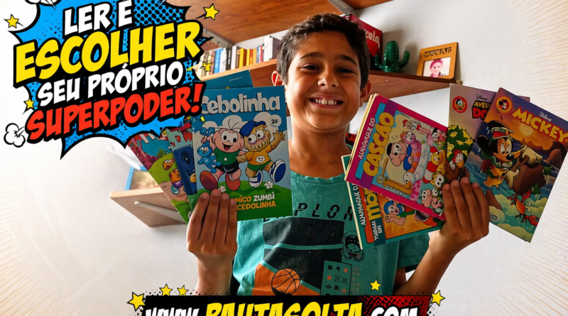 Menino sorridente segura vários gibis coloridos, como Cebolinha e Mickey, em um ambiente doméstico com estante de livros ao fundo, destacando o hábito da leitura infantil e o contato inicial com revistas em quadrinhos.