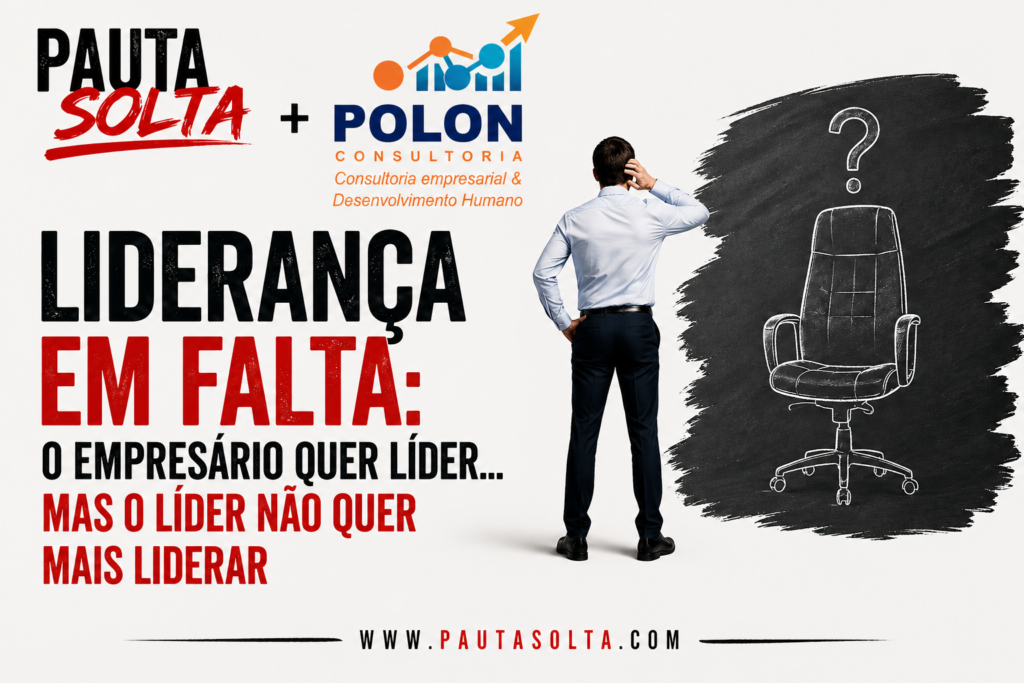 Homem de costas, em ambiente claro e minimalista, observa uma cadeira vazia desenhada como quadro negro com ponto de interrogação, simbolizando a falta de liderança nas empresas; ao lado, o título “Liderança em falta” em destaque e o site www.pautasolta.com
na base.