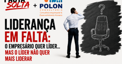 Homem de costas, em ambiente claro e minimalista, observa uma cadeira vazia desenhada como quadro negro com ponto de interrogação, simbolizando a falta de liderança nas empresas; ao lado, o título “Liderança em falta” em destaque e o site www.pautasolta.com na base.