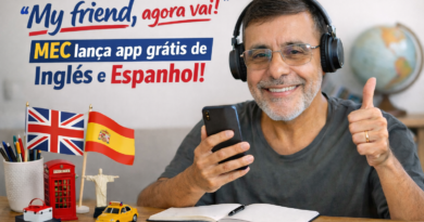 Homem brasileiro de meia-idade usando fones de ouvido e sorrindo enquanto segura um celular e faz sinal positivo, estudando inglês e espanhol pelo app MEC Idiomas, com bandeiras dos idiomas ao fundo e elementos educativos sobre a mesa.
