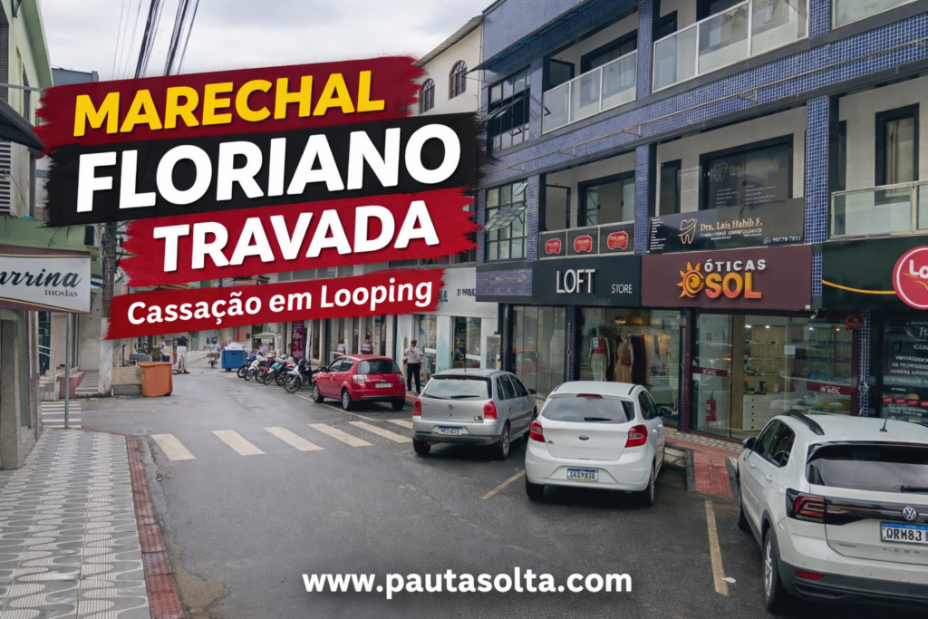 Rua central de Marechal Floriano com comércio local e carros estacionados, ilustrando o clima urbano em meio ao cenário de cassação do prefeito e instabilidade política na cidade.