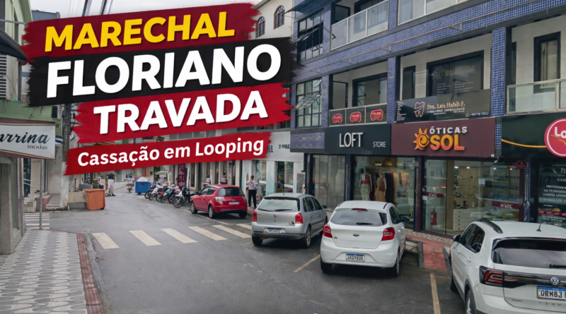 Rua central de Marechal Floriano com comércio local e carros estacionados, ilustrando o clima urbano em meio ao cenário de cassação do prefeito e instabilidade política na cidade.