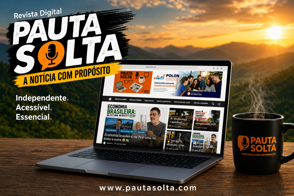 Notebook aberto na página inicial do site da Revista Digital Pauta Solta sobre uma mesa de madeira, ao lado de uma caneca preta com o logotipo da marca, com vapor saindo do café. Ao fundo, paisagem das montanhas capixabas ao pôr do sol. Na lateral esquerda, título estilizado “Pauta Solta – A notícia com propósito” e as palavras “Independente. Acessível. Essencial.”, com o endereço www.pautasolta.com
 na parte inferior.