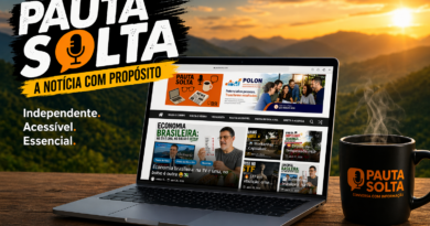 Notebook aberto na página inicial do site da Revista Digital Pauta Solta sobre uma mesa de madeira, ao lado de uma caneca preta com o logotipo da marca, com vapor saindo do café. Ao fundo, paisagem das montanhas capixabas ao pôr do sol. Na lateral esquerda, título estilizado “Pauta Solta – A notícia com propósito” e as palavras “Independente. Acessível. Essencial.”, com o endereço www.pautasolta.com na parte inferior.