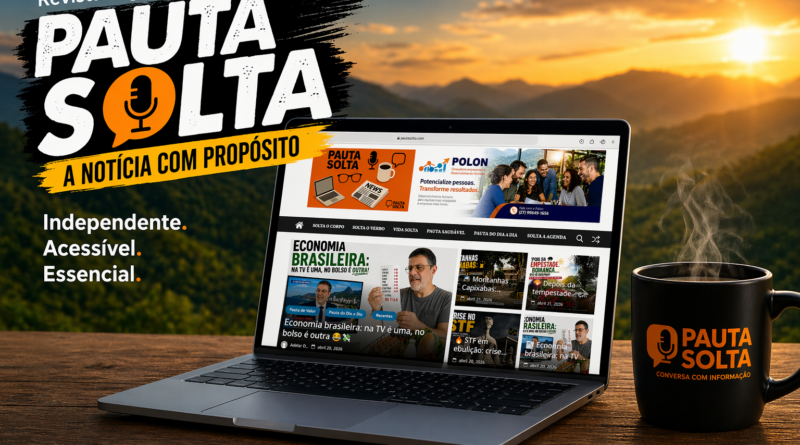 Notebook aberto na página inicial do site da Revista Digital Pauta Solta sobre uma mesa de madeira, ao lado de uma caneca preta com o logotipo da marca, com vapor saindo do café. Ao fundo, paisagem das montanhas capixabas ao pôr do sol. Na lateral esquerda, título estilizado “Pauta Solta – A notícia com propósito” e as palavras “Independente. Acessível. Essencial.”, com o endereço www.pautasolta.com na parte inferior.