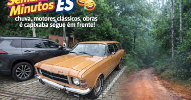Montagem horizontal com carro antigo clássico em destaque em Marechal Floriano e estrada de terra nas montanhas capixabas em dia chuvoso, representando o resumo da semana no Espírito Santo