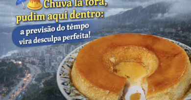 Pudim de leite condensado caseiro com calda caramelizada, parcialmente cortado, em primeiro plano, com fundo de cidade capixaba sob chuva, representando a previsão do tempo nas Montanhas Capixabas e Grande Vitória.