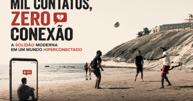 Homens jogam bola na praia em um dia ensolarado, interagindo presencialmente enquanto, em contraste, um homem aparece isolado dentro de um celular com notificações, simbolizando a solidão na era digital e a diferença entre conexão real e virtual.