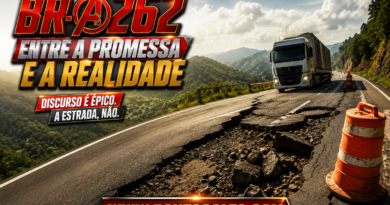 Imagem mostra um trecho da BR-262 nas Montanhas Capixabas com grandes rachaduras e afundamento no asfalto, enquanto uma carreta segue pela rodovia em meio ao cenário serrano. O título “BR-262 entre a promessa e a realidade” aparece estilizado no canto esquerdo superior em estilo cinematográfico, reforçando a crítica às promessas de obras e à insegurança da estrada.