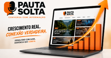 Banner horizontal da Revista Digital Pauta Solta mostrando notebook com gráfico de crescimento em alta, simbolizando aumento de audiência digital. Ao lado esquerdo aparece a logomarca oficial da revista com a frase “Crescimento real. Conexão verdadeira.” em destaque. A composição utiliza tons claros, branco, preto e laranja, em estilo moderno, clean e fotográfico.