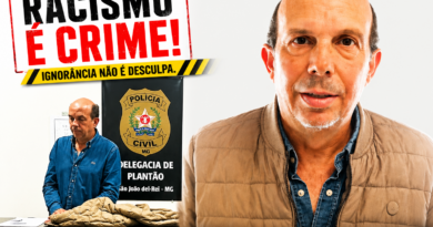Montagem horizontal em estilo jornalístico mostrando o argentino acusado de racismo em Minas Gerais. À esquerda, ele aparece em uma delegacia da Polícia Civil de MG; à direita, um close em destaque do rosto do acusado. No canto superior esquerdo, o título “Racismo é Crime!” em visual policial com faixa de alerta. Na parte inferior, o endereço www.pautasolta.com em estilo metálico com faixa de isolamento policial. A imagem tem visual claro, limpo e impactante.