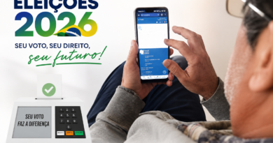 Homem consulta informações eleitorais pelo celular em ambiente doméstico. Ao lado da imagem, elementos gráficos remetem às Eleições 2026, incluindo urna eletrônica estilizada e a mensagem “Seu voto, seu direito, seu futuro”. A composição destaca a importância da participação cidadã e do exercício consciente do voto.