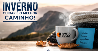 Cena de inverno nas montanhas ao amanhecer, com fundo desfocado de paisagem serrana. Em primeiro plano, uma caneca branca com a logomarca da Revista Pauta Solta, soltando vapor, ao lado de roupas de frio e folhas secas sobre uma mesa de madeira. Ao lado, um bilhete com dicas de cuidados no inverno. No canto superior esquerdo, título estilizado sobre inverno, e na parte inferior central, o endereço www.pautasolta.com .
