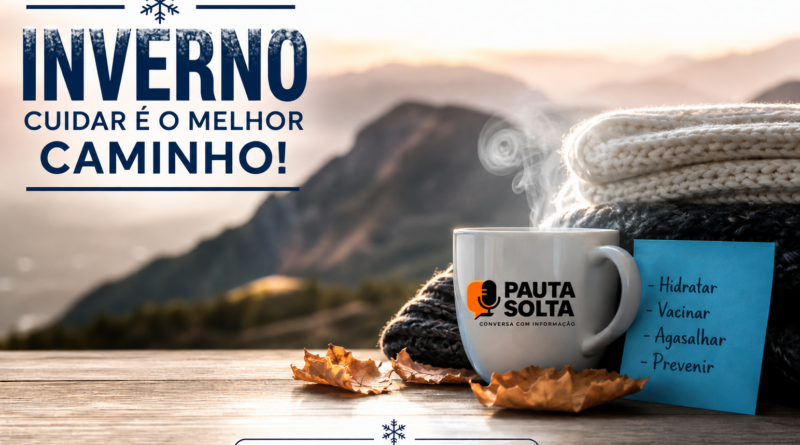 Cena de inverno nas montanhas ao amanhecer, com fundo desfocado de paisagem serrana. Em primeiro plano, uma caneca branca com a logomarca da Revista Pauta Solta, soltando vapor, ao lado de roupas de frio e folhas secas sobre uma mesa de madeira. Ao lado, um bilhete com dicas de cuidados no inverno. No canto superior esquerdo, título estilizado sobre inverno, e na parte inferior central, o endereço www.pautasolta.com .