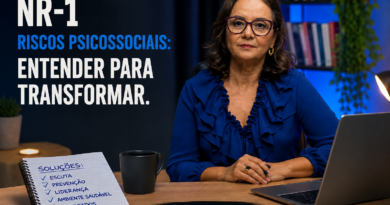 Psicóloga organizacional Jovaneide Polon aparece sentada em ambiente corporativo moderno, diante de um notebook, em uma composição visual clean e profissional sobre a NR-1 e riscos psicossociais no trabalho. Ao lado esquerdo, o título “NR-1 – Riscos Psicossociais: Entender para Transformar” aparece estilizado em destaque. A imagem transmite clima de solução, estratégia e gestão humanizada, com identidade visual da Revista Digital Pauta Solta.