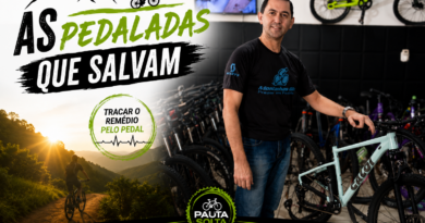 Farmacêutico Itamar dos Santos posa ao lado de bicicletas na loja Montanhas Bike, em Marechal Floriano, em montagem da Revista Pauta Solta sobre os benefícios da bicicleta no combate ao sedentarismo e na promoção da saúde física e mental.