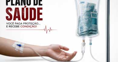 Braço de paciente com acesso venoso conectado a bolsa de soro contendo dinheiro, simbolizando o alto custo dos planos de saúde no Brasil, em fundo branco minimalista.
