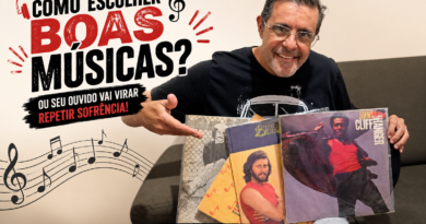Jornalista Adelar Dias Junior sentado em um sofá segurando discos de vinil clássicos, em uma montagem clean e provocativa no estilo da Revista Digital Pauta Solta, com o título “Como escolher boas músicas?” em destaque e elementos visuais ligados ao universo musical.