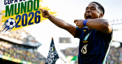 Jogador da Seleção Brasileira comemora de forma vibrante diante de um estádio lotado, em imagem promocional da Copa do Mundo 2026. A arte destaca o título “Copa do Mundo 2026” em cores inspiradas na bandeira brasileira, reforçando a expectativa dos torcedores para o início do maior Mundial da história.