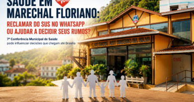 Fachada da unidade de saúde de Marechal Floriano em destaque, cercada pelas montanhas da região, com elementos visuais representando a participação da população nas decisões sobre a saúde pública. Arte ilustrativa da Revista Pauta Solta para matéria sobre a 7ª Conferência Municipal de Saúde.