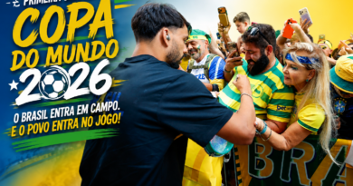 Torcedores brasileiros vestidos de verde e amarelo comemoram e interagem em um ambiente festivo durante a Copa do Mundo 2026. A imagem destaca a paixão popular pelo futebol e o impacto do torneio na rotina das pessoas, tema central do artigo da Revista Pauta Solta sobre comportamento, consumo e vida cotidiana durante o Mundial.